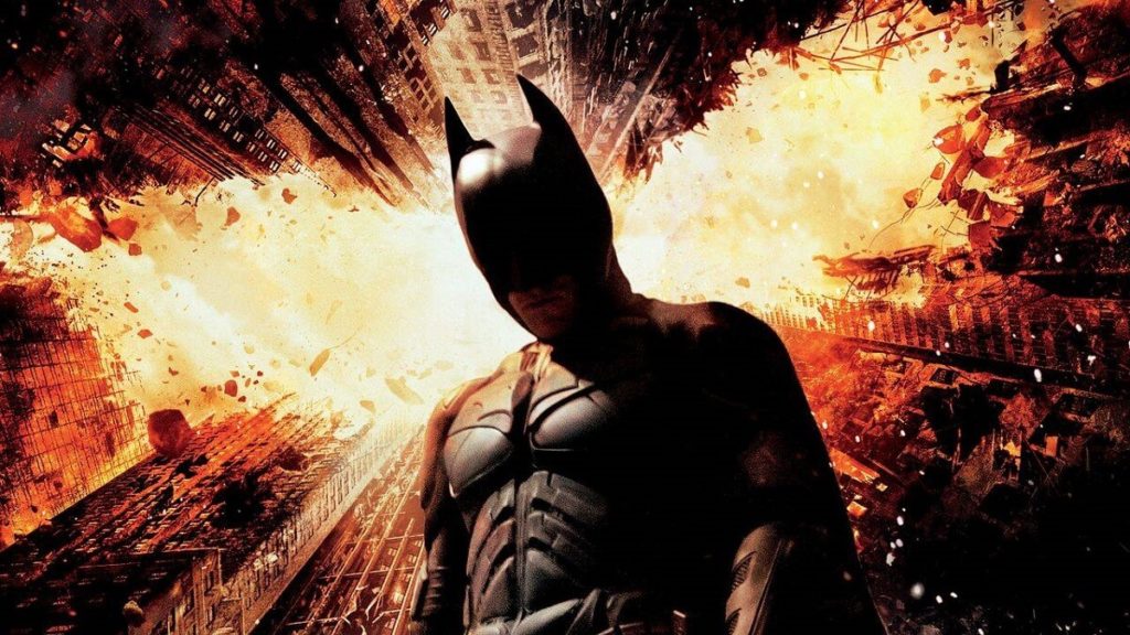 Capa do filme do Batman Cavaleiro das Trevas com o Batman e um fundo em chamas formando um morcego