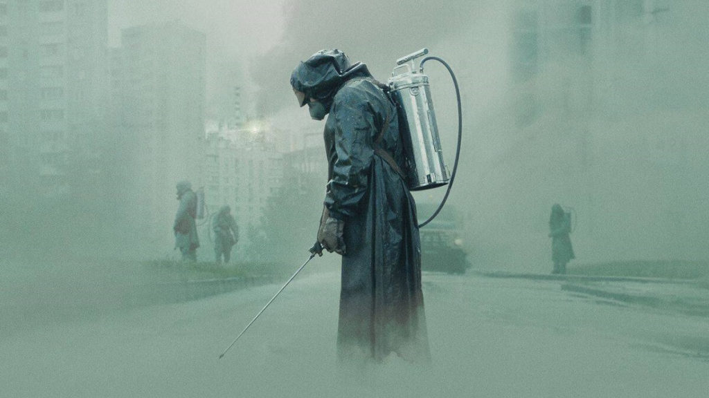 Capa da série Chernobyl com um homem de roupa expecializada  em radiação