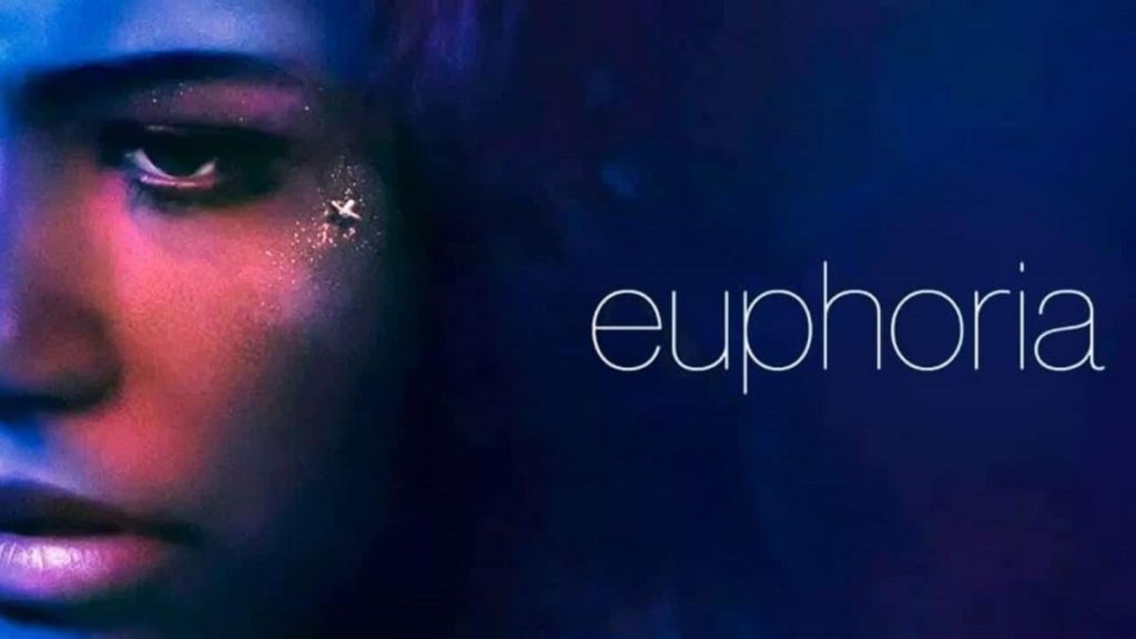 Capa da série Euphoria om um fundo azul com um rosto de uma mulher