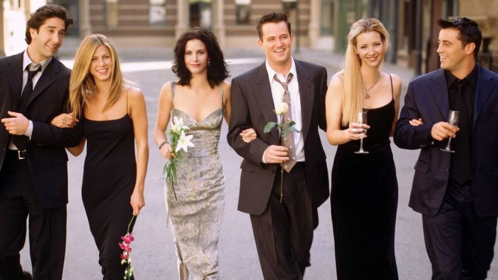 Foto dos personagens da série Friends vestidos de roupas sociais 