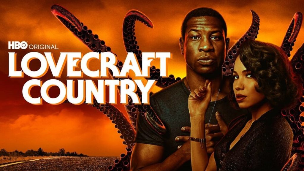 Capa da série Lovecraft Country com um homem e uma mulher em um deserto com tentáculos taras deles