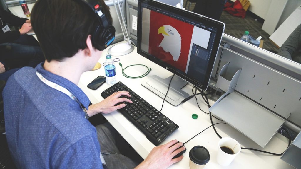 Designer gráfico criando uma imagem em um computador