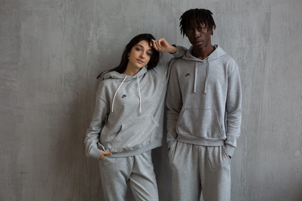 Duas pessoas de moletom cinza da Nike