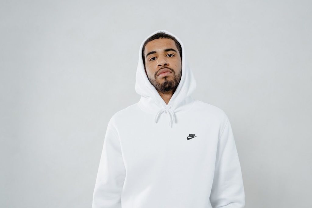 Homem com um moletom branco da Nike