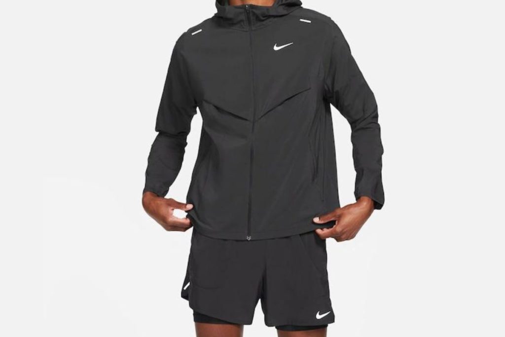 Homem vestindo um corta vento Nike