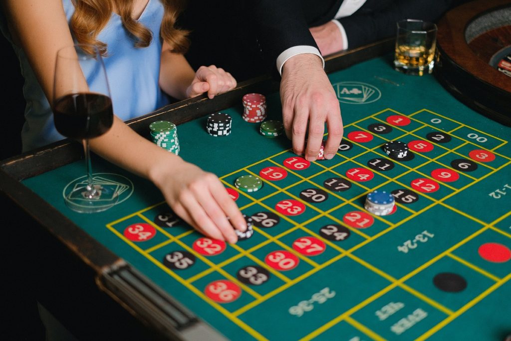 Pessoa fazendo suas apostas em uma mesa verde