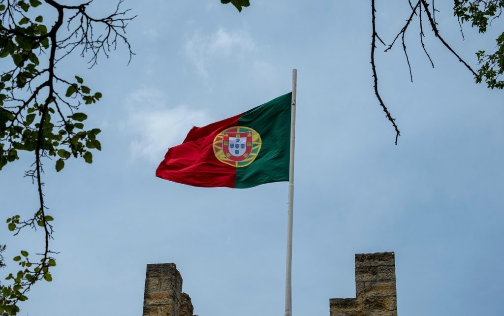 Bandeira de Portugal em haste