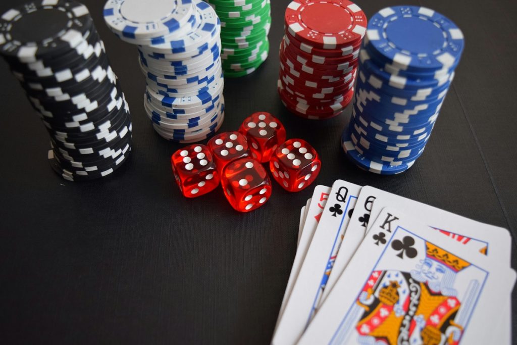 Fichas de poker e cartas de baralho para apostas
