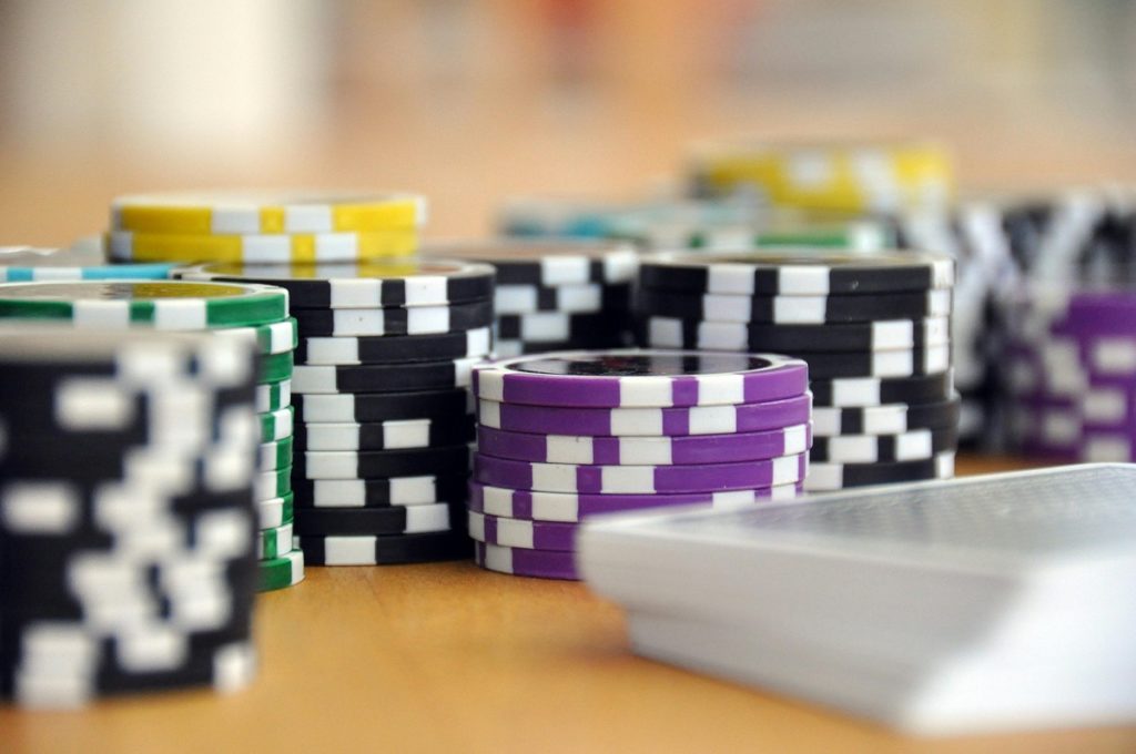 Fichas de Poker em mesa de apostas
