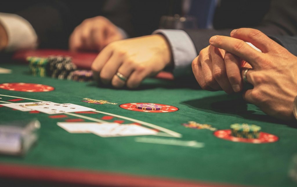 Pessoas jogando em mesa de apostas