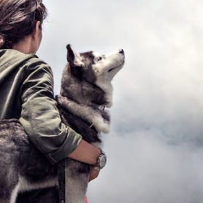 Mulher com cachorro em montanha